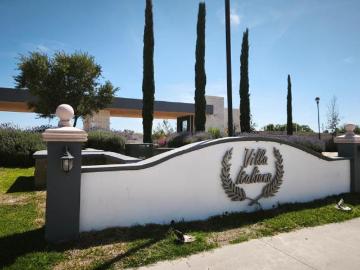 Terreno en venta en el Fraccionamiento Privado Villa Italiana en esquina frente a la Casa Club. 4