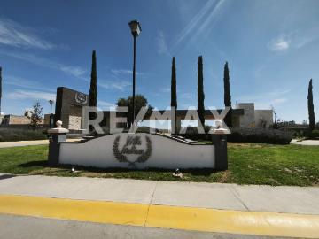 Terreno en venta en el Fraccionamiento Privado Villa Italiana en esquina frente a la Casa Club