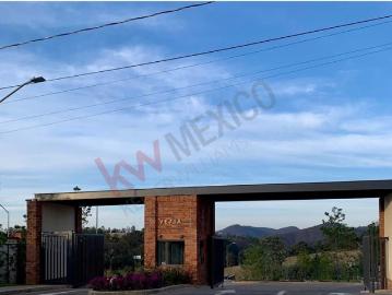 Terreno en venta en la entrada del Fraccionamiento Vesta del Monte a 5 minutos de la plaza comercial Altozano