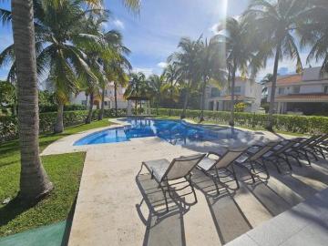 Terreno en Venta en Residencial Isla Dorada de 684 mts