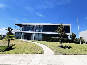 Terreno frente a casa club orientacion norte sur