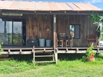 Terreno frente al mar con cabaña de madera