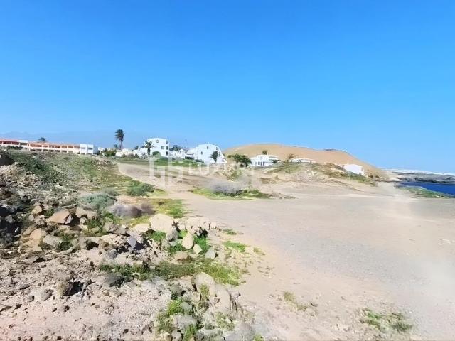 Terreno hotelero en primera línea de mar en Costa del Silenc. m² Arona