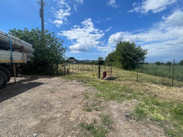 Terreno in affitto di 3078 m² in Via dello Zircone, 21