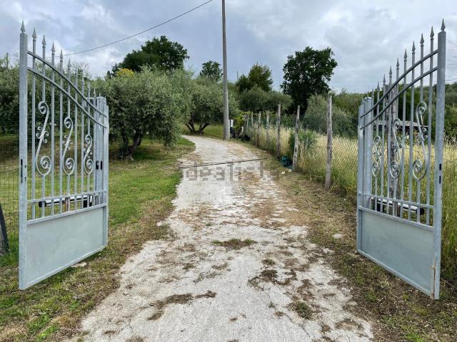 Terreno in vendita di 10400 m² in Via Lucchese, 328