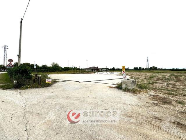 Terreno in vendita di 10400 m² in Via Terraglioni