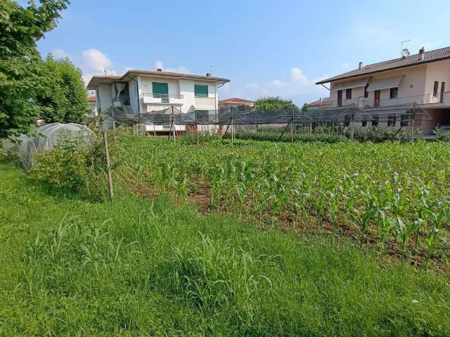 Terreno in vendita di 1070 m² in Via Virginia Baù
