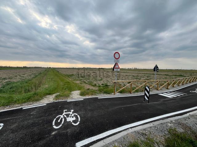 Terreno in vendita di 100000 m² in Via Marina