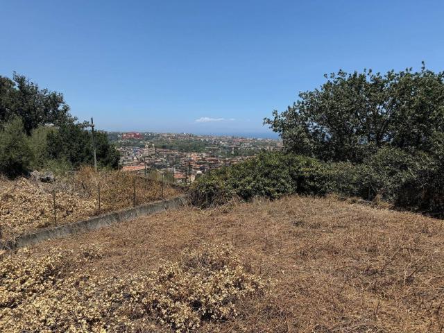 Terreno in vendita di 1038 m² in Via Giosuè Carducci, 36