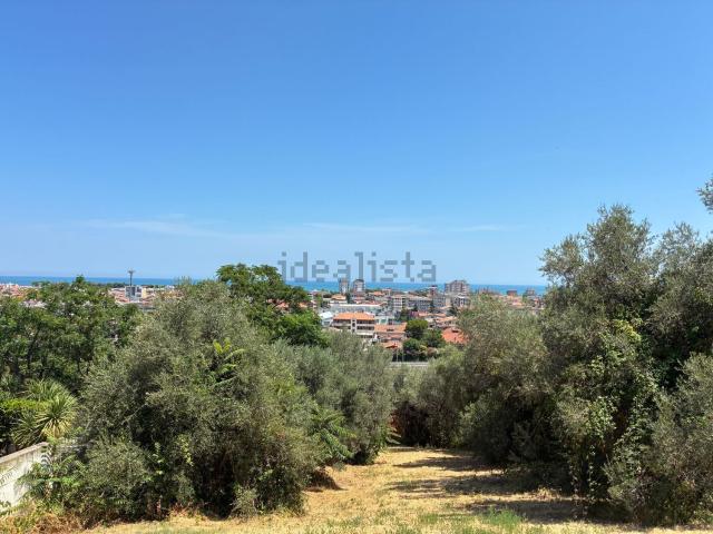Terreno in vendita di 12650 m² in Via Colle di Andromeda