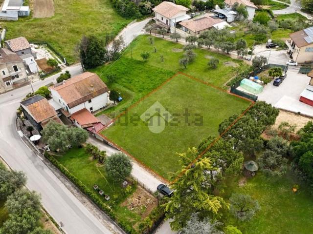 Terreno in vendita di 1445 m² in Via Italo Foschi, 3