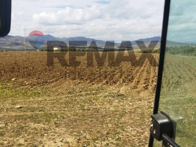 Terreno in vendita di 145000 m² in Via Battisti