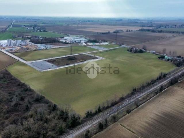Terreno in vendita di 15693 m² in Via Maestri del Lavoro