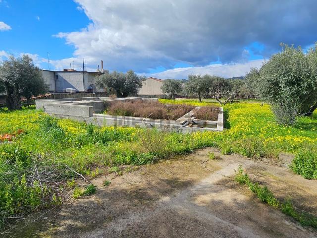 Terreno in vendita di 1510 m² in Via Magna Grecia, 38