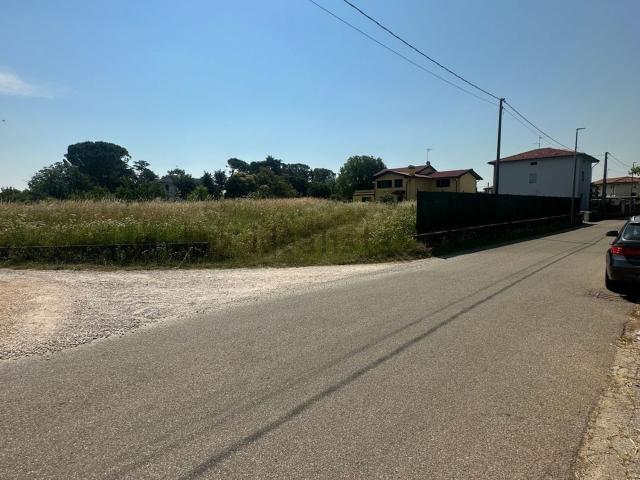 Terreno in vendita di 1600 m² in Via Zamparini