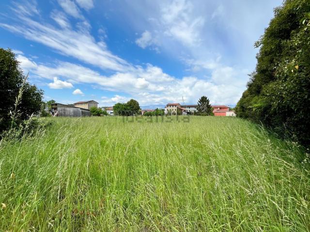 Terreno in vendita di 1730 m² in Via Monte Grappa