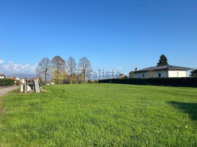 Terreno in vendita di 1845 m² in Via Brazzacco, 32