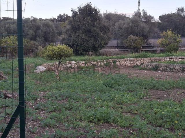 Terreno in vendita di 1800 m² in Via per Floridia