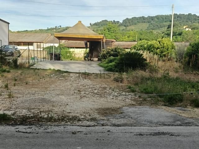 Terreno in vendita di 1835 m² in Via Lucania, 4