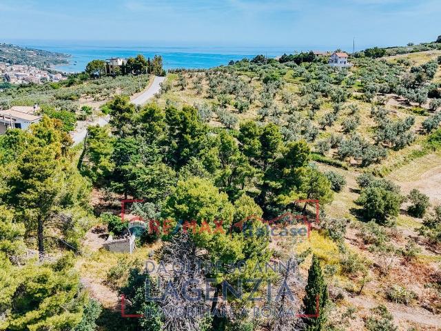 Terreno in vendita di 20650 m² in Strada Statale 16 Adriatica