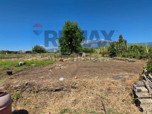 Terreno in vendita di 2000 m² in Via Ugo Foscolo, 68