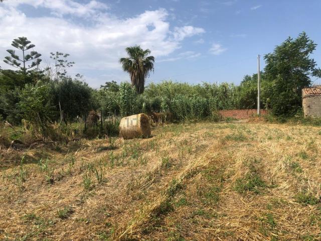 Terreno in vendita di 2140 m² in Via Salvatore Cattafi