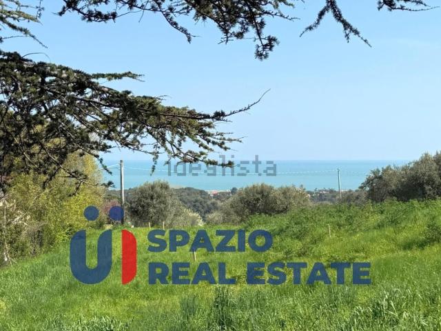 Terreno in vendita di 2150 m² in Via Martiri di Pietransieri
