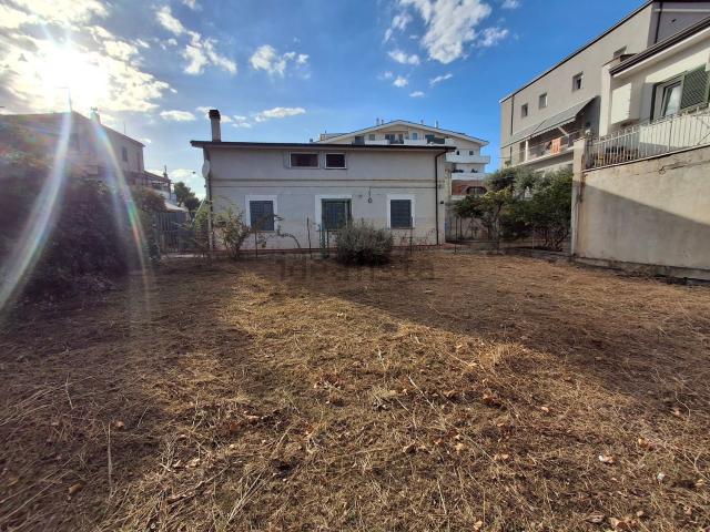 Terreno in vendita di 226 m² in Via Papa Giovanni XXIII