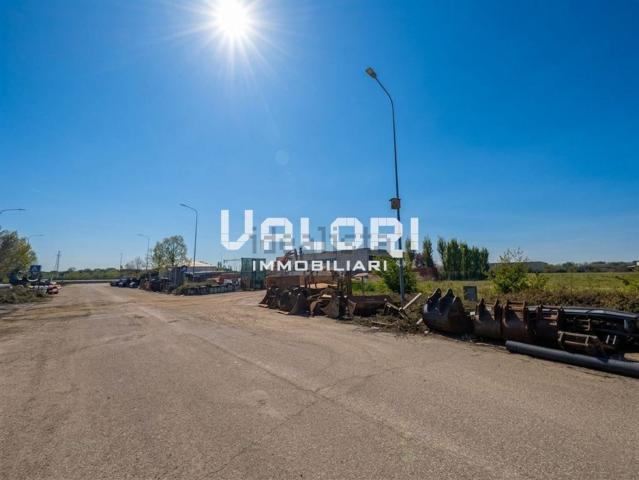 Terreno in vendita di 3006 m²