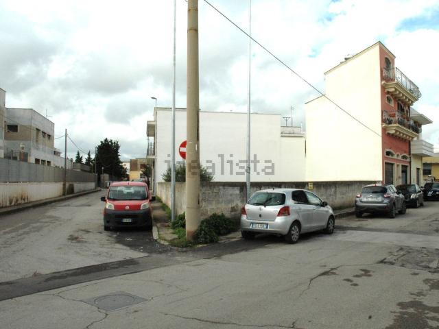 Terreno in vendita di 300 m² in Via Luigi Pirandello, 32
