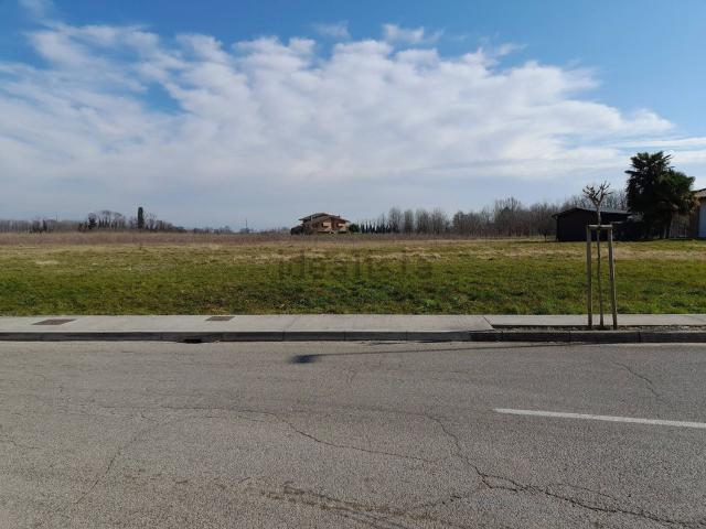 Terreno in vendita di 3297 m² in Via Lauzacco