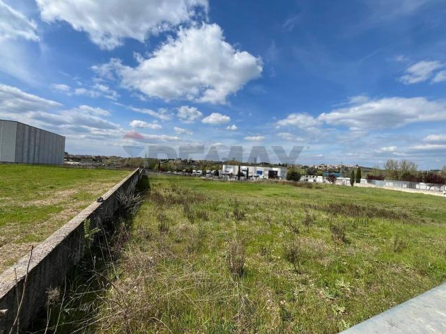 Terreno in vendita di 4076 m² in Via Maestri del Lavoro, 12