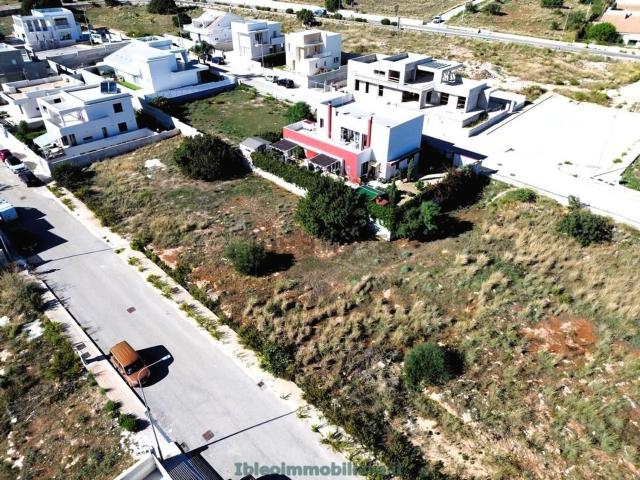 Terreno in vendita di 400 m² in Via Aldo Rossi