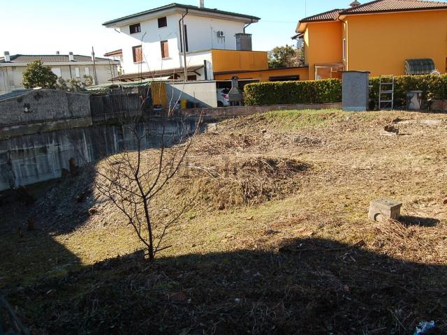Terreno in vendita di 440 m² in Via Rochi vecchia
