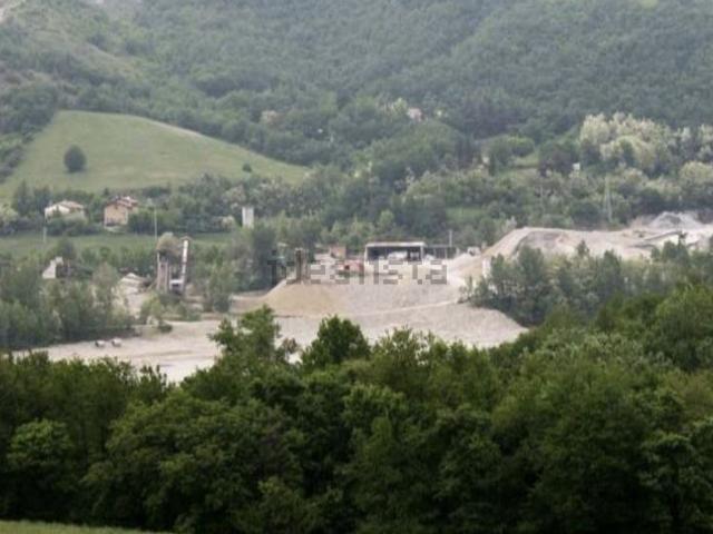 Terreno in vendita di 44177 m² in Via Radici Sud