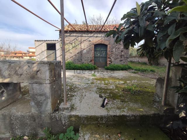 Terreno in vendita di 4700 m² in Via Giordano Bruno, 34