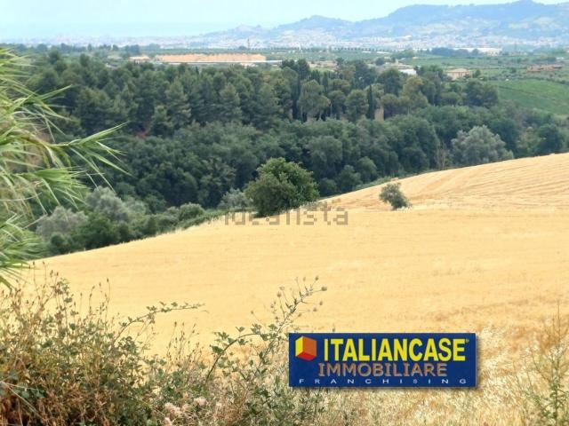 Terreno in vendita di 48830 m² in Via F. de Blasiis, 18