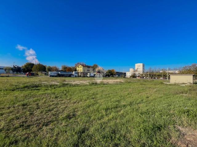 Terreno in vendita di 4930 m² in Via della Stazione