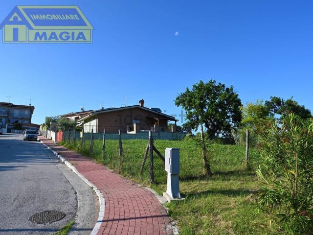 Terreno in vendita di 506 m² in Via delle Fontanelle, 31