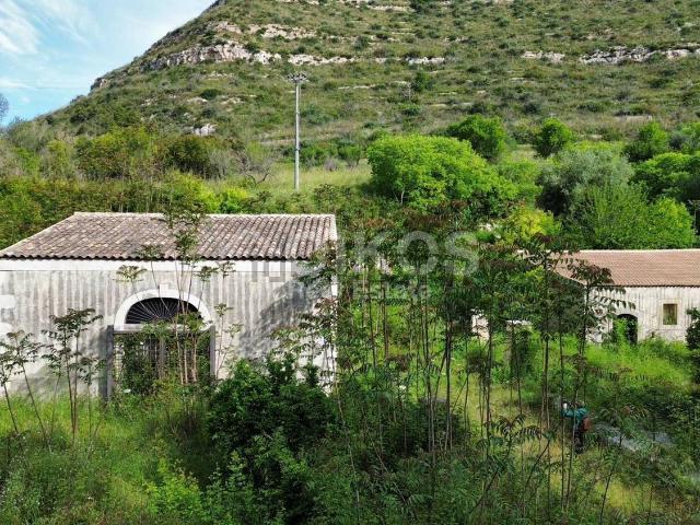 Terreno in vendita di 58000 m² in Contrada Fiumara