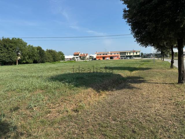 Terreno in vendita di 6135 m² in Via Pordenone A