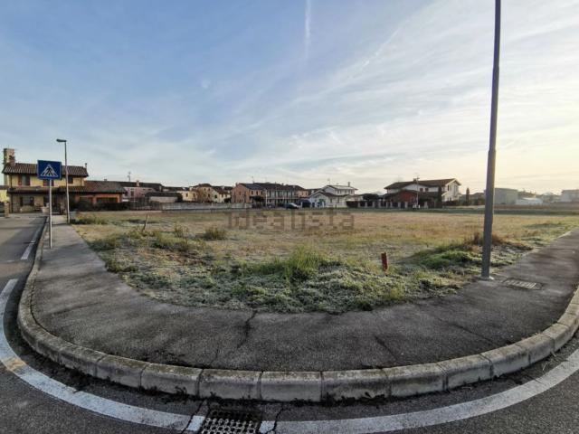 Terreno in vendita di 639 m² in Via Giovanni Paolo II