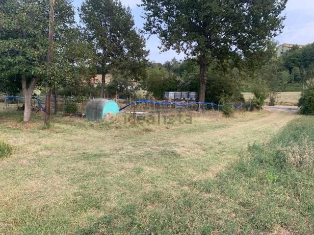 Terreno in vendita di 680 m² in Via Montanara