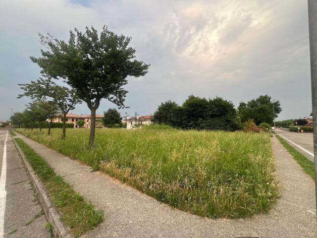 Terreno in vendita di 699 m² in Via Brigata Julia