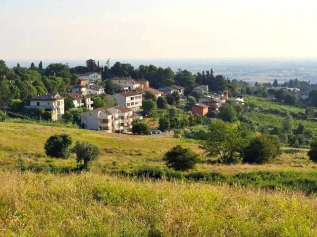 Terreno in vendita di 707 m² in Via Emilio Alessandrini