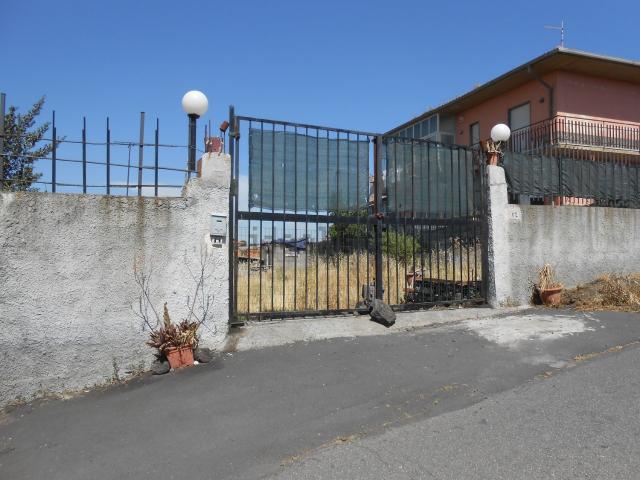 Terreno in vendita di 700 m² in Via del Pettirosso