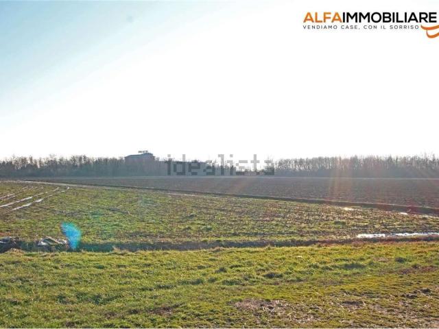 Terreno in vendita di 710 m² in Via Fratelli Berto Gugl. e Spartaco, 17