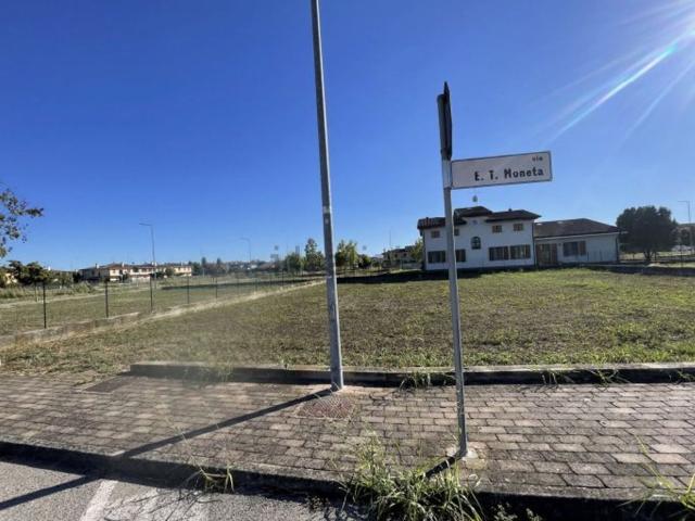 Terreno in vendita di 729 m² in Via Madre Teresa Di Calcutta