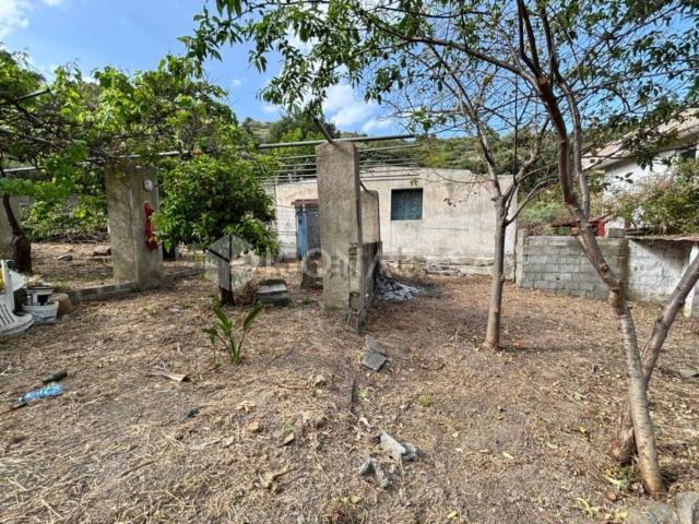 Terreno in vendita di 735 m² in Via Saitta