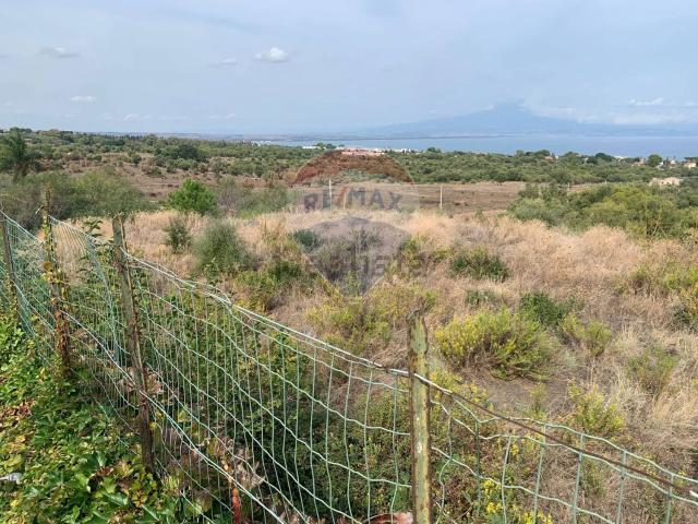 Terreno in vendita di 7300 m² in Via della Scogliera